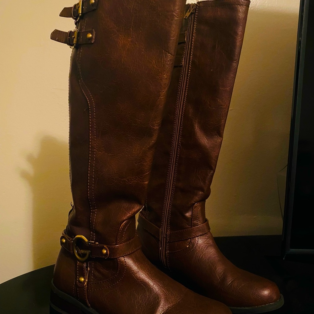 Womens Guess Boots. Never worn. I Bought the wrong size for myself.
